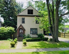 Building Photo - 9 Hickory St