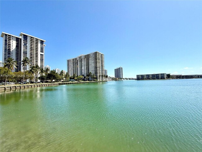 Foto del edificio - 2851 NE 183rd St