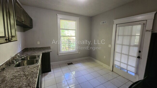 Foto del edificio - 56 Polar Rock Rd SW
