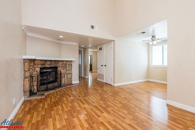 Building Photo - Lovely Condo | Garage | A/C | In-Unit Laundry