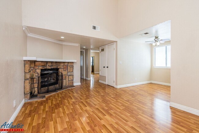 Foto del edificio - Lovely Condo | Garage | A/C | In-Unit Laundry