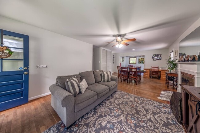 Photo - 134 Berkeley Ln House