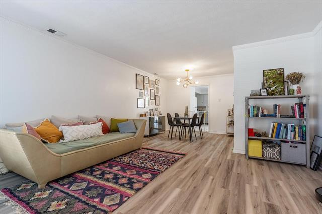 Foto del edificio - 8316 Lullwater Dr