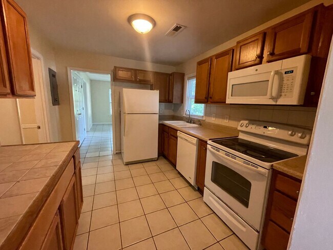 Building Photo - Adorable 4 Bedroom in Garden Homes off Bat...
