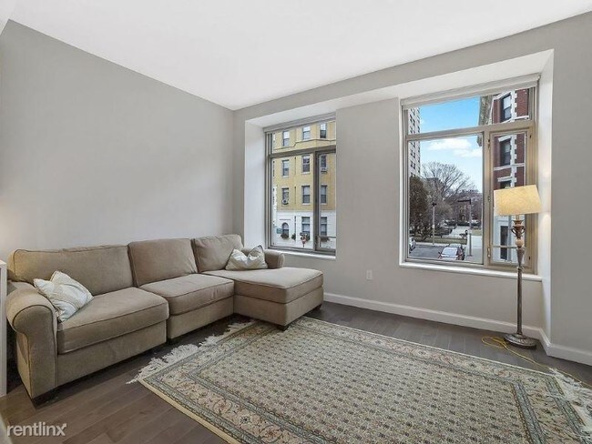 Foto del edificio - 45 Westland Ave