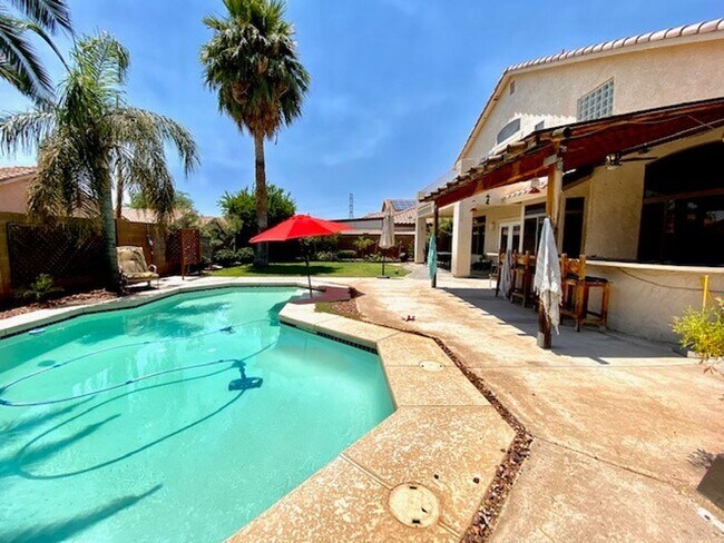 Building Photo - Gorgeous 4 Bedroom 3 Bath home with Pool, ...