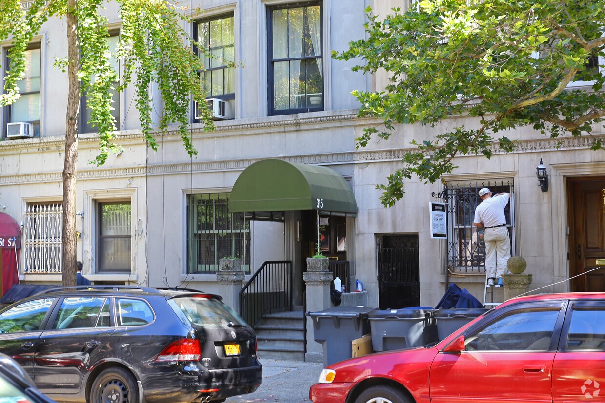 Building Photo - 315 W 71st St