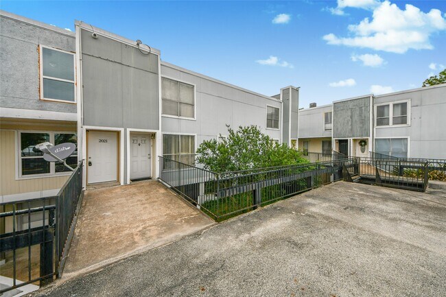 Building Photo - 781 Country Pl Dr