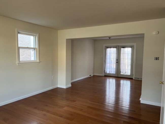 Building Photo - 505 E Linden St