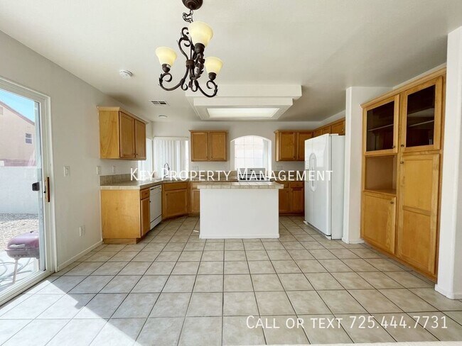 Building Photo - 4 BED, 2.5 BATH 2 STORY HOME W/ EASY FREEW...