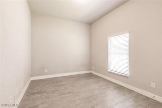 Building Photo - 870 Columbia St