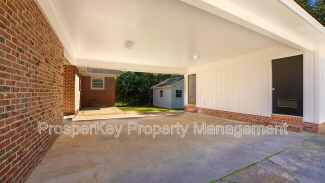 Building Photo - 4924 Roxbury Dr