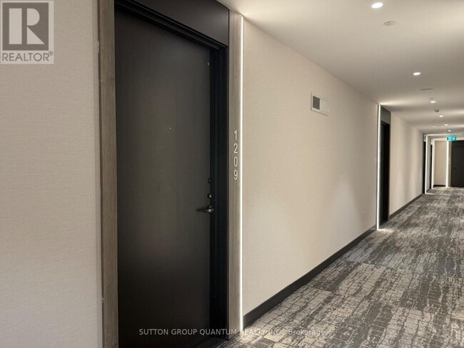 Building Photo - 220 Missinnihe Way