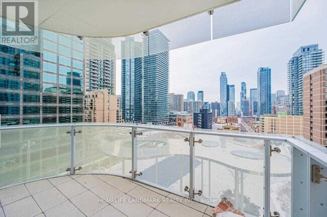 Photo du bâtiment - 1-801 Bloor St E