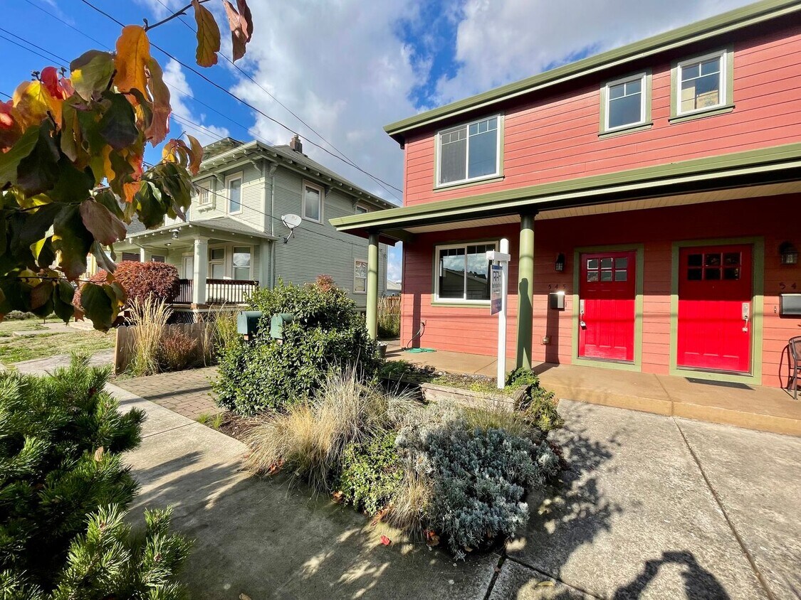 Charming 3-Bed, 2.5-Bath Townhome with Private Patio, Open Floor Plan, and Prime King Neighborhoo... - Charming 3-Bed, 2.5-Bath Townhome with Private Patio, Open Floor Plan, and Prime King Neighborhoo...