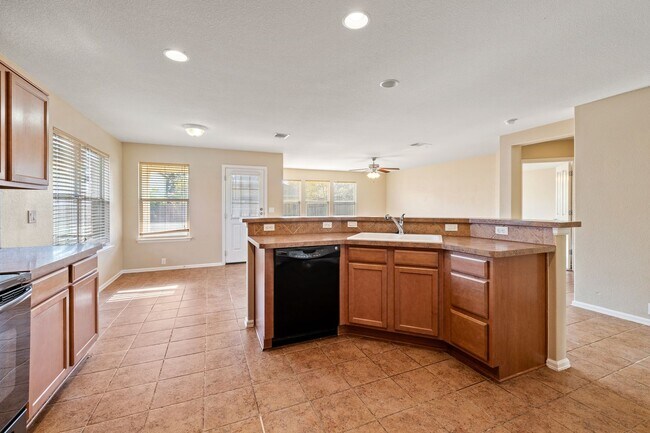 Building Photo - Four Bedroom Home in Summerlyn!!!!