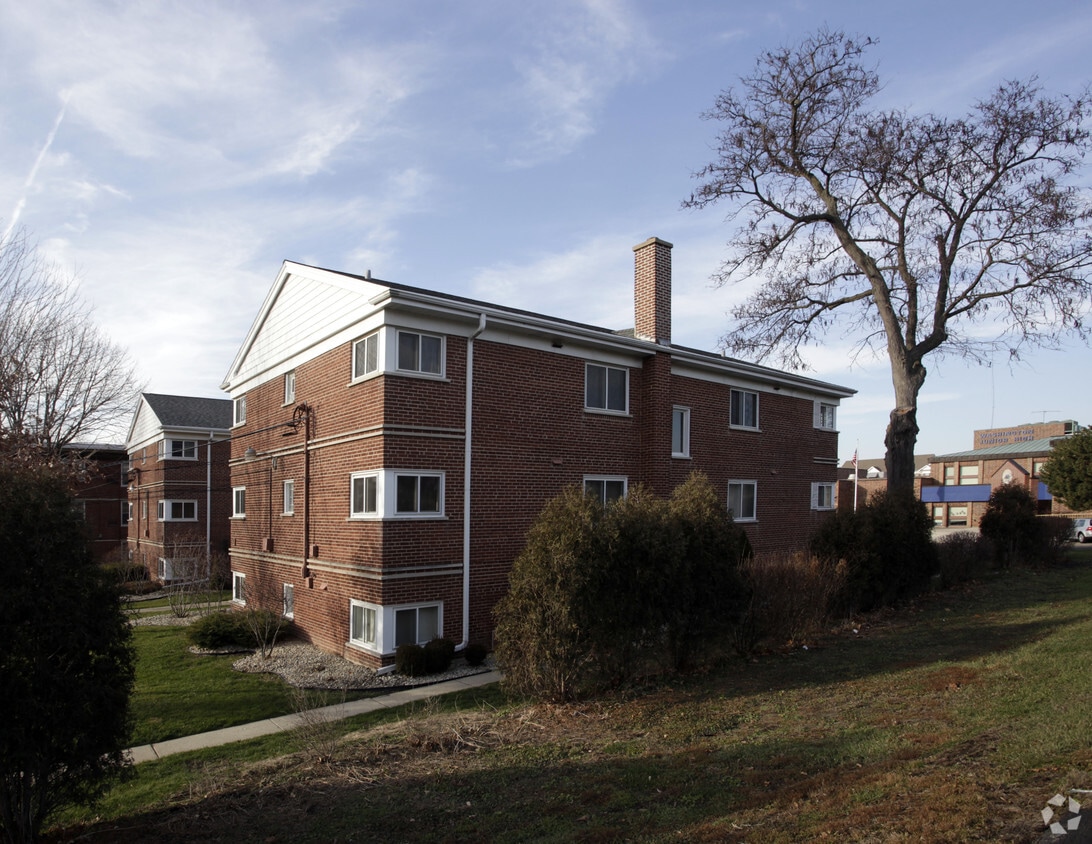 Building Photo - 104 W Douglas Ave