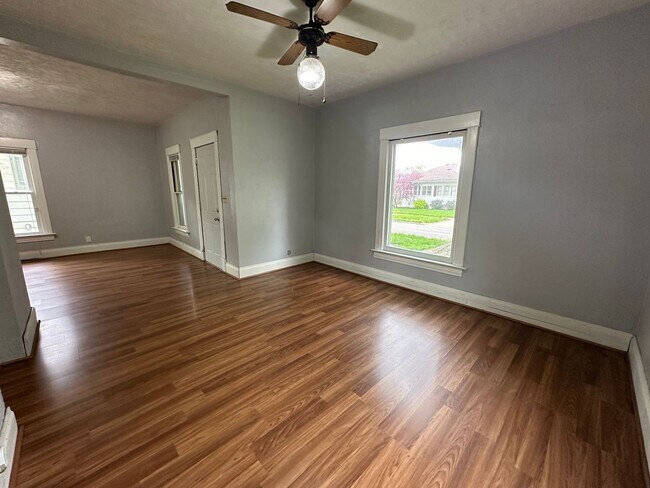 Building Photo - 2 bed, 1 bath home for rent in West Waterloo