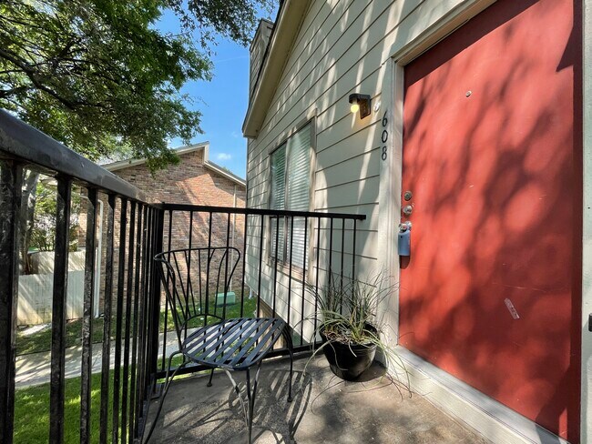 Building Photo - 6646 E Lovers Ln