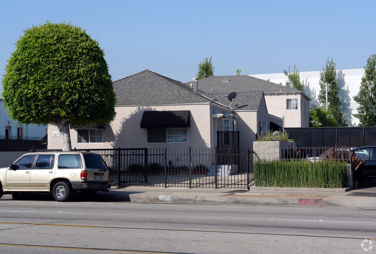 Building Photo - 523 N La Brea Ave