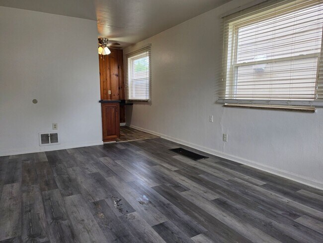 Building Photo - 433 Sandhurst Dr
