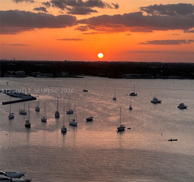 Foto del edificio - 7900 Harbor Island Dr