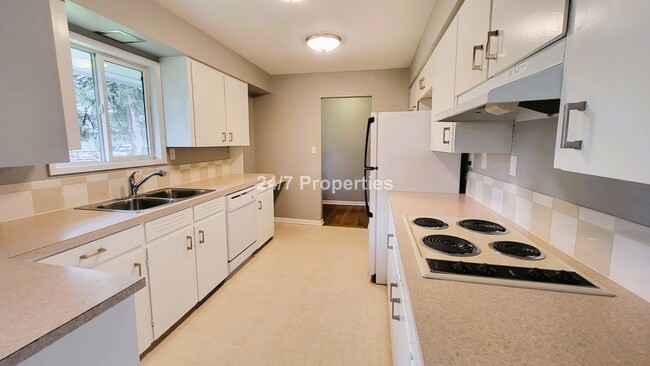 Building Photo - Vintage Ranch - 3 BD | 2 BA - Large fully ...