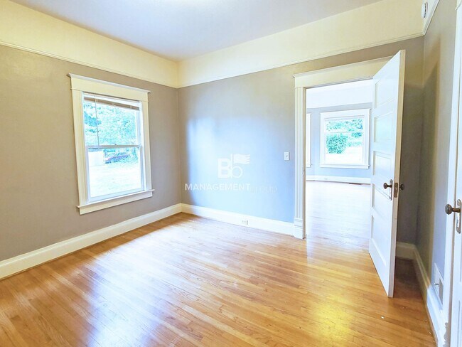 Foto del edificio - Charming Milwaukie Home on Spacious Lot! Updated Kitchen, Hardwood Floors & More!