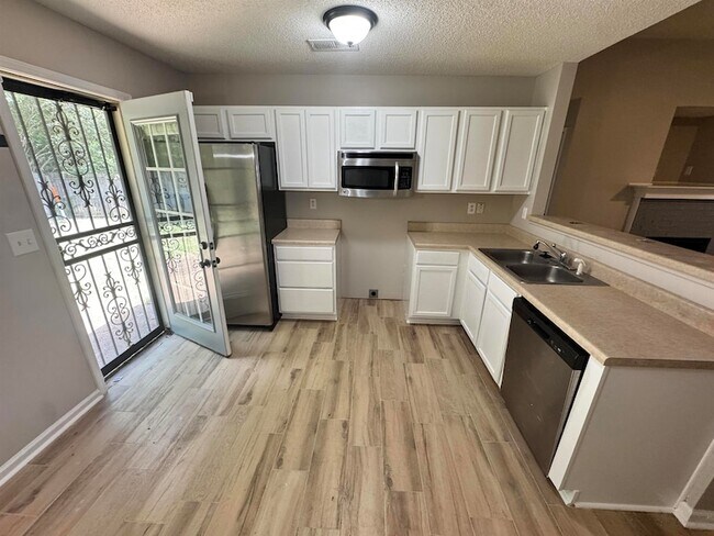 Foto del edificio - 6628 Whitten Grove Dr