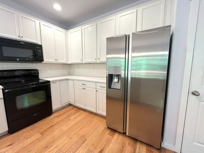 Building Photo - Spacious 3-Bedroom Home with Wooded Views ...