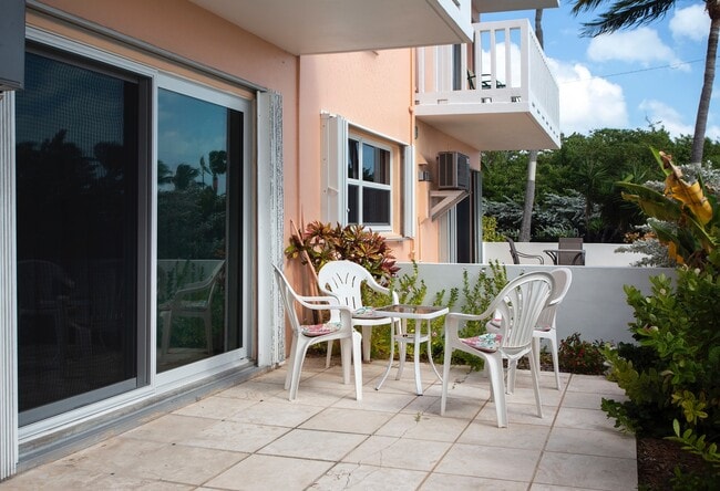 Building Photo - 2 bedroom 1 bathroom Furnished Oceanfront ...