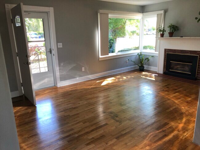 Sala de estar - 1420 6th Ave SW