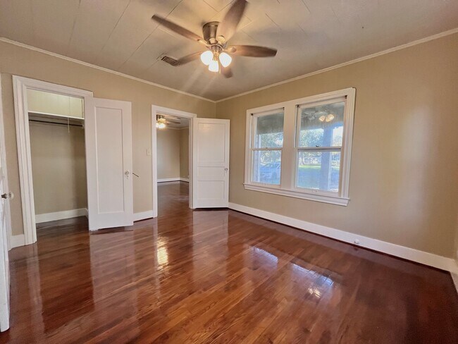 Building Photo - 1508 5th St