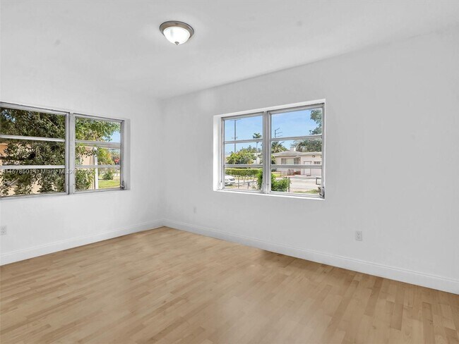 Building Photo - 1365 NE 130th St