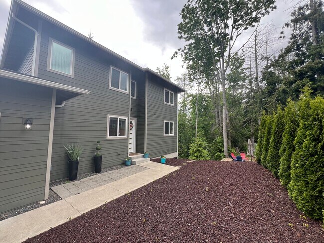 Foto del edificio - Move-In Special! 1/2 Month Off Rent! Newer 5-Bedroom House South Side of Bellingham