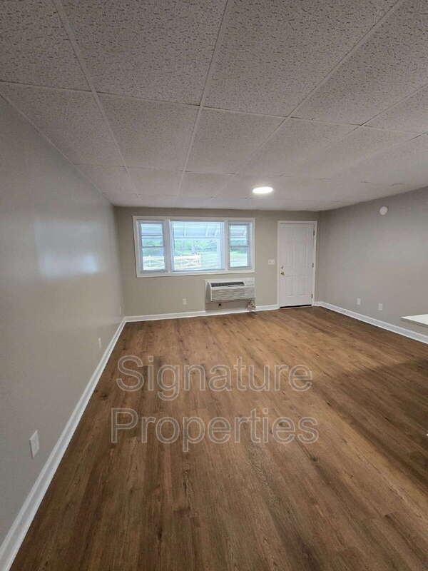 Foto del edificio - 773 Long Point Rd