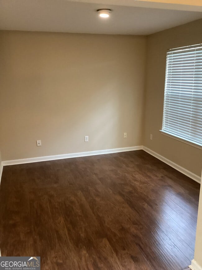 Building Photo - 209 Hallowes Dr