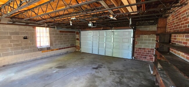 Building Photo - House for Rent in Southwest City