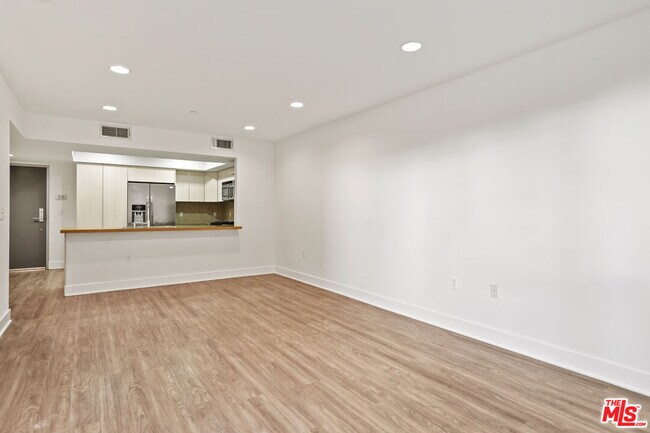 Building Photo - 10473 Santa Monica Blvd