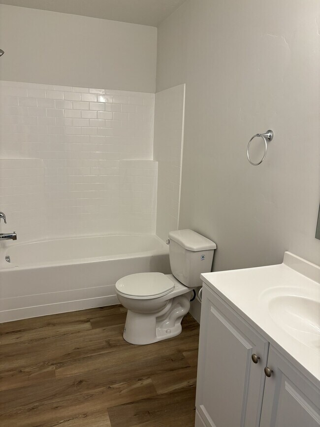 Building Photo - 401-424 Townhomes