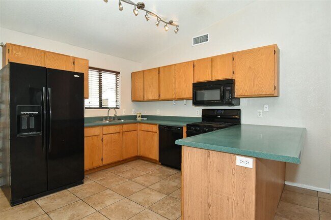 Building Photo - 2776 S Avenue 2 1/2 E