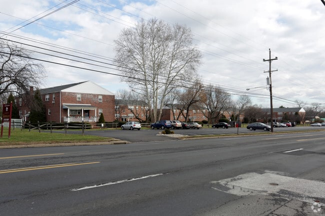 Primary Photo - Rosewood Apartments