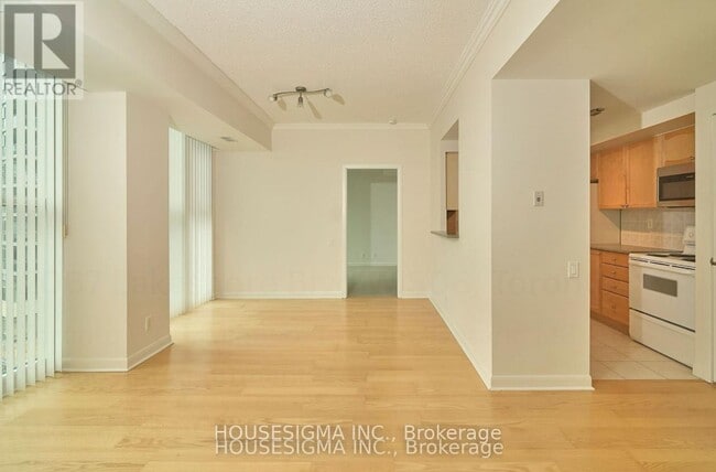 Building Photo - 2067-2067 Lake Shore Blvd W