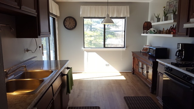 Foto del edificio - 404 Pinetree Ln