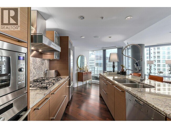 Building Photo - 1111 Alberni St