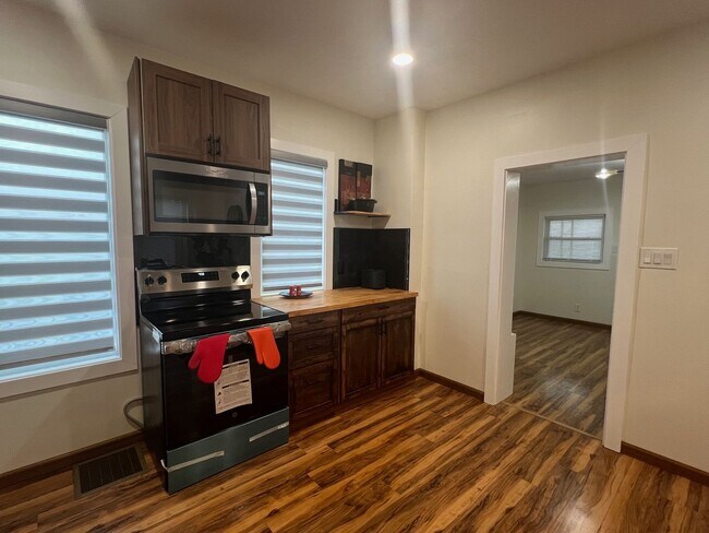 Building Photo - Detroid Shoreway Renovated  4 Bedroom, 2 B...