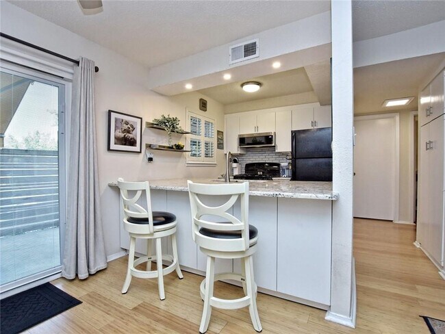 Foto del edificio - 7801 Shoal Creek Blvd