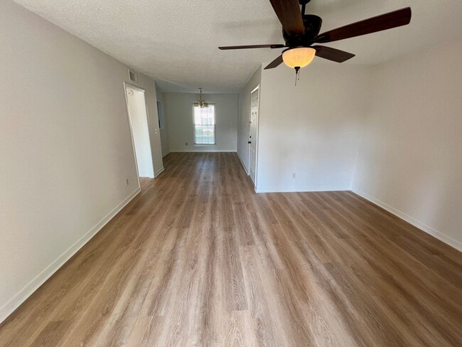 Foto del edificio - Spacious Forest Acres Condo!