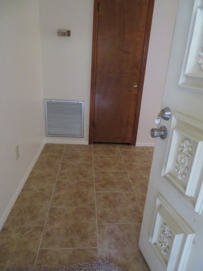 Building Photo - 2 Bedroom 2 Bath Townhouse Available for Rent