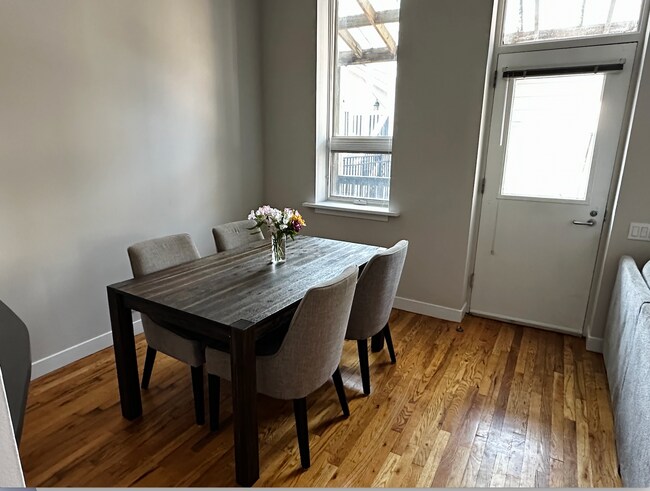 Dining - 1906 N Hermitage Ave
